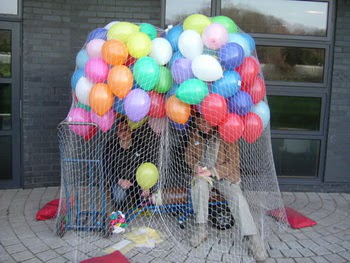 100 adet u�an balon b�rakma